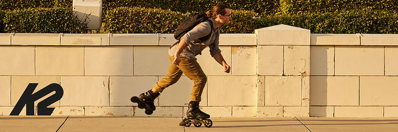 Inlineskater rollt durch die Stadt