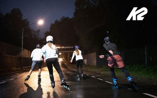 Eine Gruppe von Inlineskatern fährt durch die Nacht