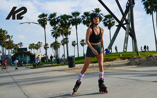 Inlineskaterin fährt unter Palmen