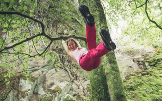 Frau mit Wanderhose im Wald