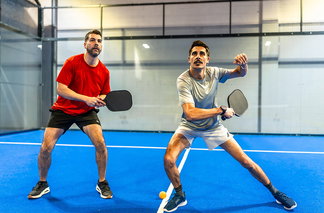 Zwei Freunde beim Pickleball-Spiel