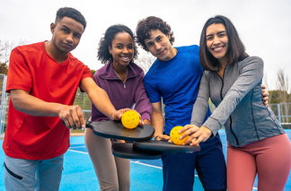 Gruppe von Freunden vor dem Pickleball-Spiel