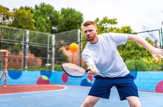 Spieler nimmt beim Pickleball den Ball an