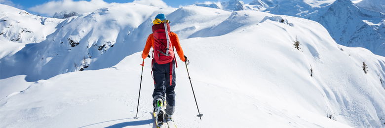 Skitourengeher in den tief verschneiten Bergen.