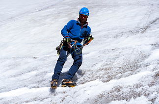 Alpinist mit Steigeisen auf einem Gletscher