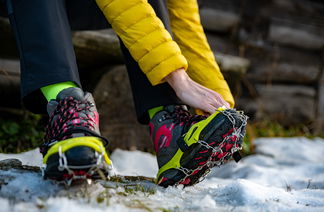 Spikes und Grödeln für eisige Wege