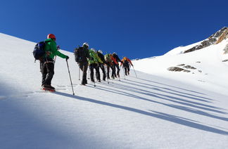 Steigeisen kommen bei Gletscherüberquerungen zum Einsatz