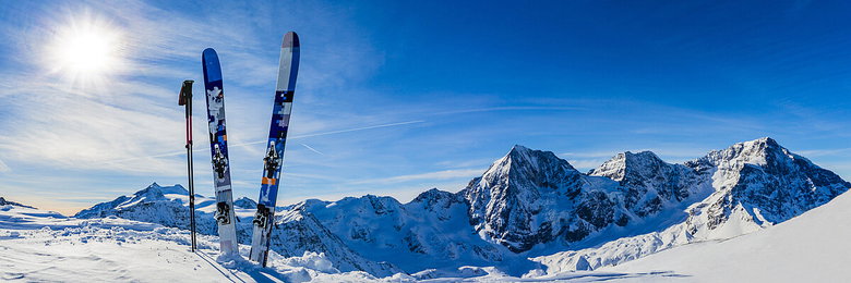 Ski und Skistöcke auf verschneitem Gipfel