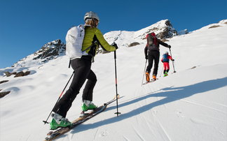 Gruppe von Skitourengehern im Aufstieg.