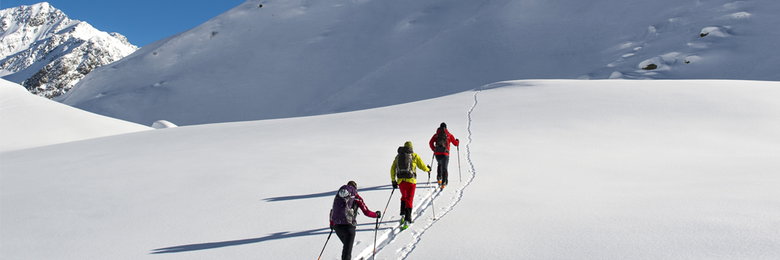 Gruppe von Skitourengehern in den Bergen.