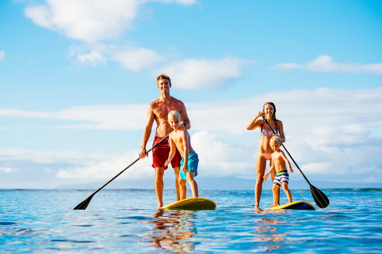 Familie auf dem See mit SUPs