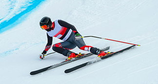Race Ski: Rennskifahrer in Kurvenlage