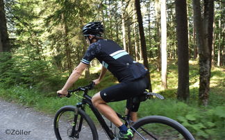 Mountainbiker mit Hardtail fährt durch den Wald