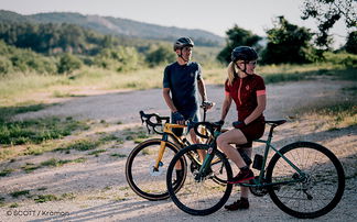 Radfahrer mit Gravelbikes in der Natur