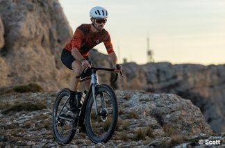 Biker auf einem E-Gravel Bike von Scott fährt durch felsige Landschaft