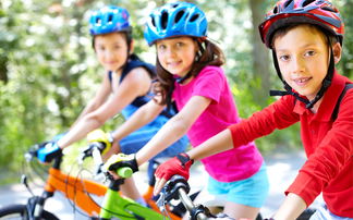 Drei Kinder mit Helmen auf Fahrrädern