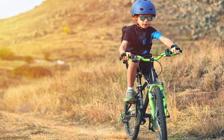 Junge mit blauem Helm auf Fahrrad
