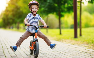 Kleiner Junge auf Laufrad