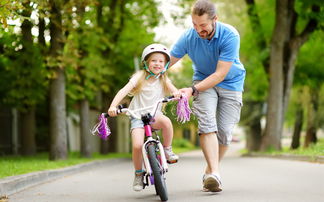 Vater lernt Tochter das Radfahren