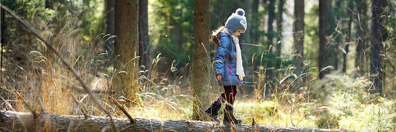 Mädchen mit Jacke im Wald