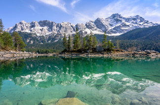 Berglandschaft mit Bergsee im Vordergrund