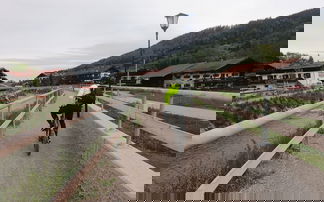 mann fährt auf weg durch dorf neben bach