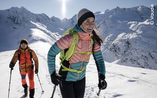 Skitourengeher mit Isolationsjacken im Gebirge