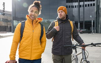 Pärchen mit warmen Isolationsjacken in der Stadt