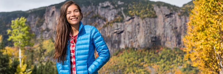 Frau beim Wandern mit Isolationsjacke