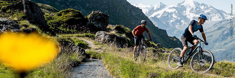 Mounatinbiker mit Mountainbike Hardtails fahren durch die Berge