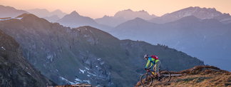 Mountainbiker mit Fully auf einer Tour in den Bergen