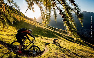 Mountainbiker mit Fully auf einer schönen Abfahrt im Gebirge