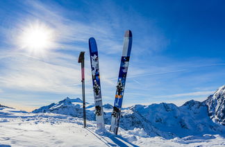 Ski stecken im in der Piste vor Bergkulisse