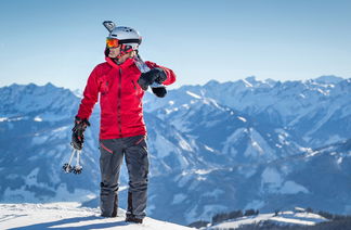 Mann geht auf der Piste