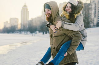 Mann trägt eine Frau huckepack