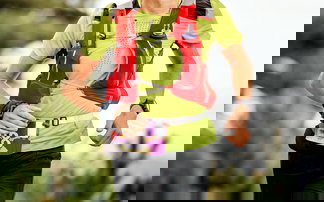 Trailrunningrucksack am Mann während dieser läuft