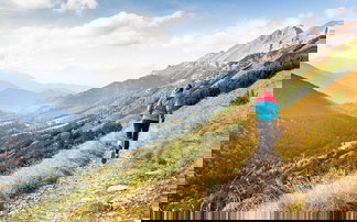 Trailrunnerin von hinten vor Bergkulisse