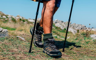 Bergschuhe und Wanderstöcke