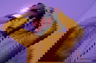 neue Kollektion Herren - Mann mit Stirnlampe in Sportbekleidung von Salewa