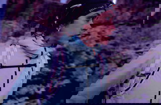 neue Kollektion Salewa - Frau in Sportbekleidung in der Nacht mit Stirnlampe 