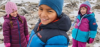 Kinder spielen im Schnee