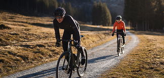 Radbekleidung Bild zwei Personen auf Fahrrädern