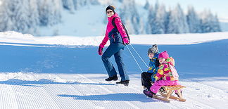 Zwei Kinder beim Schlittenfahren