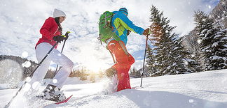 Zwei Personen wandern mit Schneeschuhen