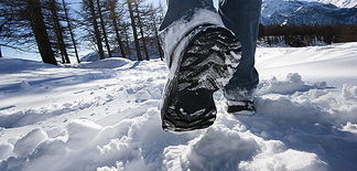 Eine Person läuft durch den Schnee