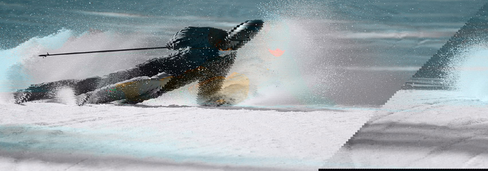 Skifahrer fährt auf der Piste eine enge Kurve