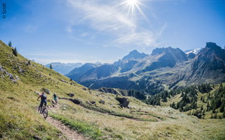 Biker auf Trail in den Bergen