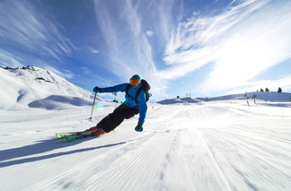 Skifahrer beim Carving