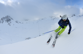 Skifahrer beim Carving