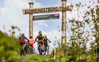 Biker vor Eingang eines Trails